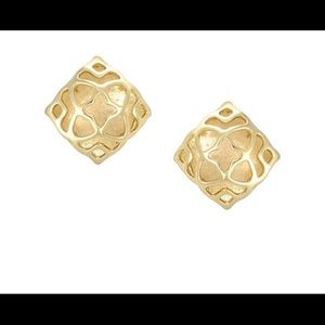 ISO or will SELL 1 Kendra Scott Tima stud earring